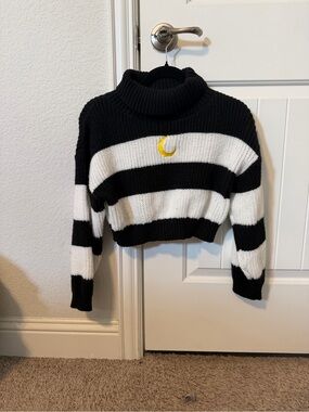 ROMWE Black and White Striped Cropped Turtleneck Sweater with Yellow Crescent